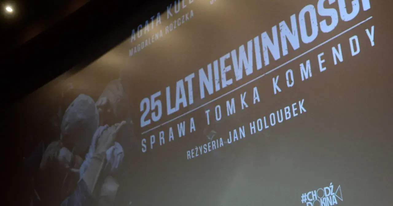 25 lat niewinności" - napis na ekranie kina, obok nazwiska reżysera Jana Holoubka.