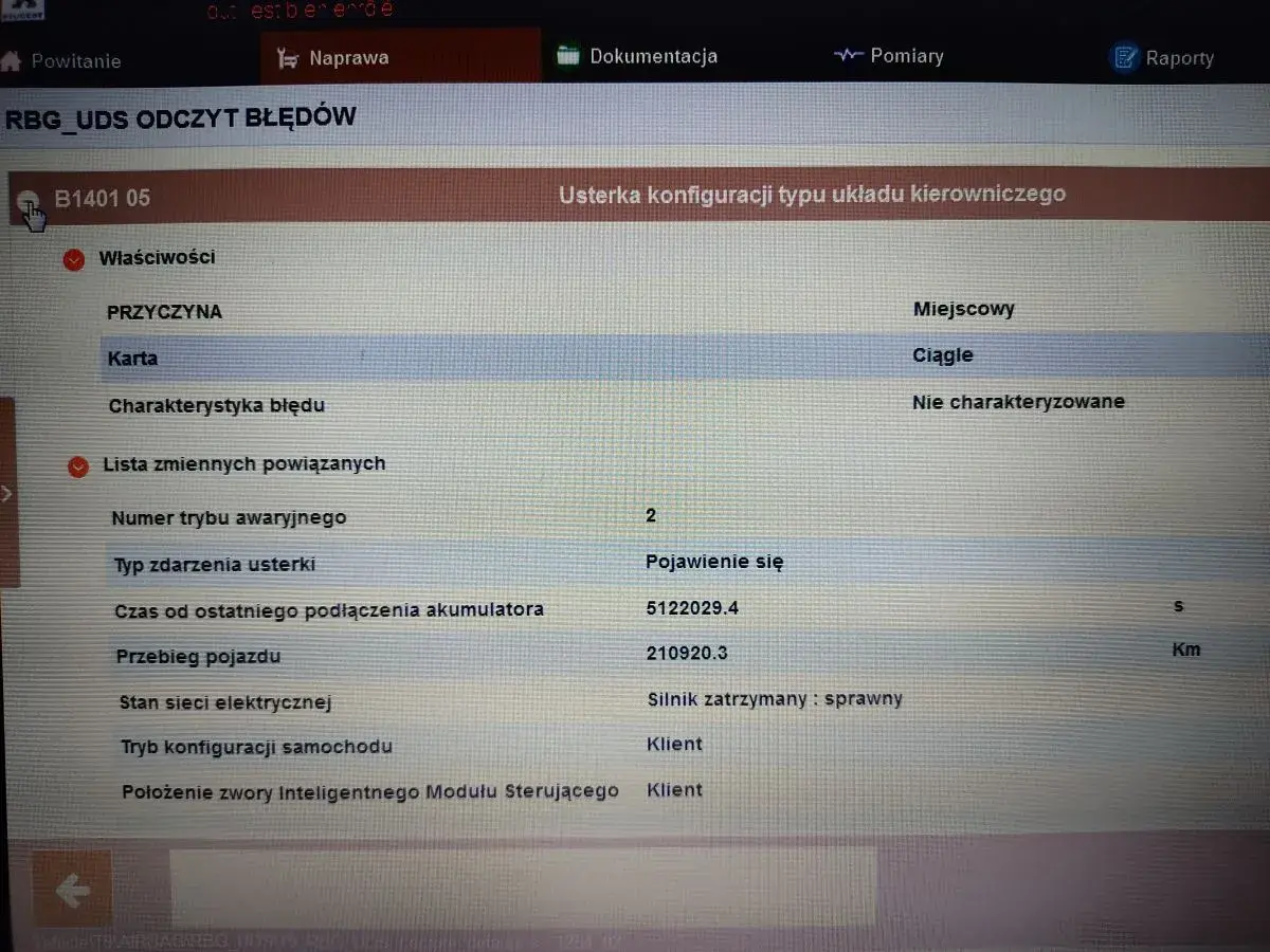 Błąd DTC B1401 w Renault: Usterka konfiguracji układu kierowniczego, ciągła, silnik zatrzymany.