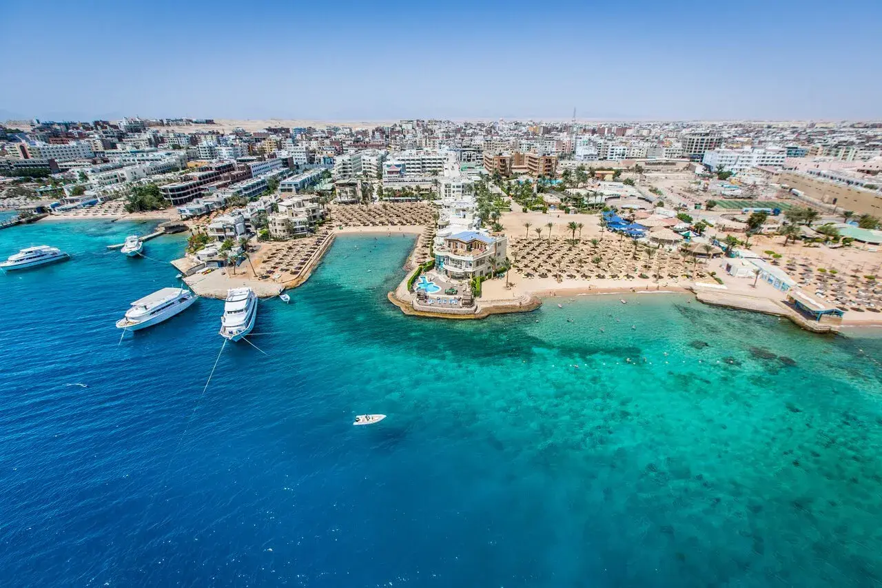 Hurghada jakie morze? Błękitne wody Morza Czerwonego otaczają kurort z hotelami, plażami i jachtami.