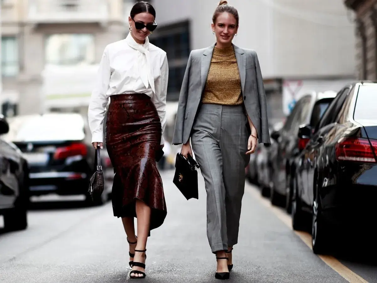 Eleganckie stylizacje na 21 stopni: biała koszula i spódnica wężowa lub złoty top i szary garnitur.