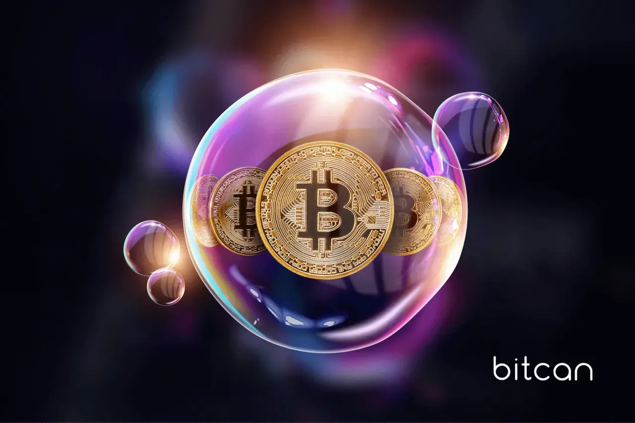 Złote monety Bitcoin w bańce mydlanej symbolizują, co to jest blockchain – bezpieczną, rozproszoną księgę transakcji.