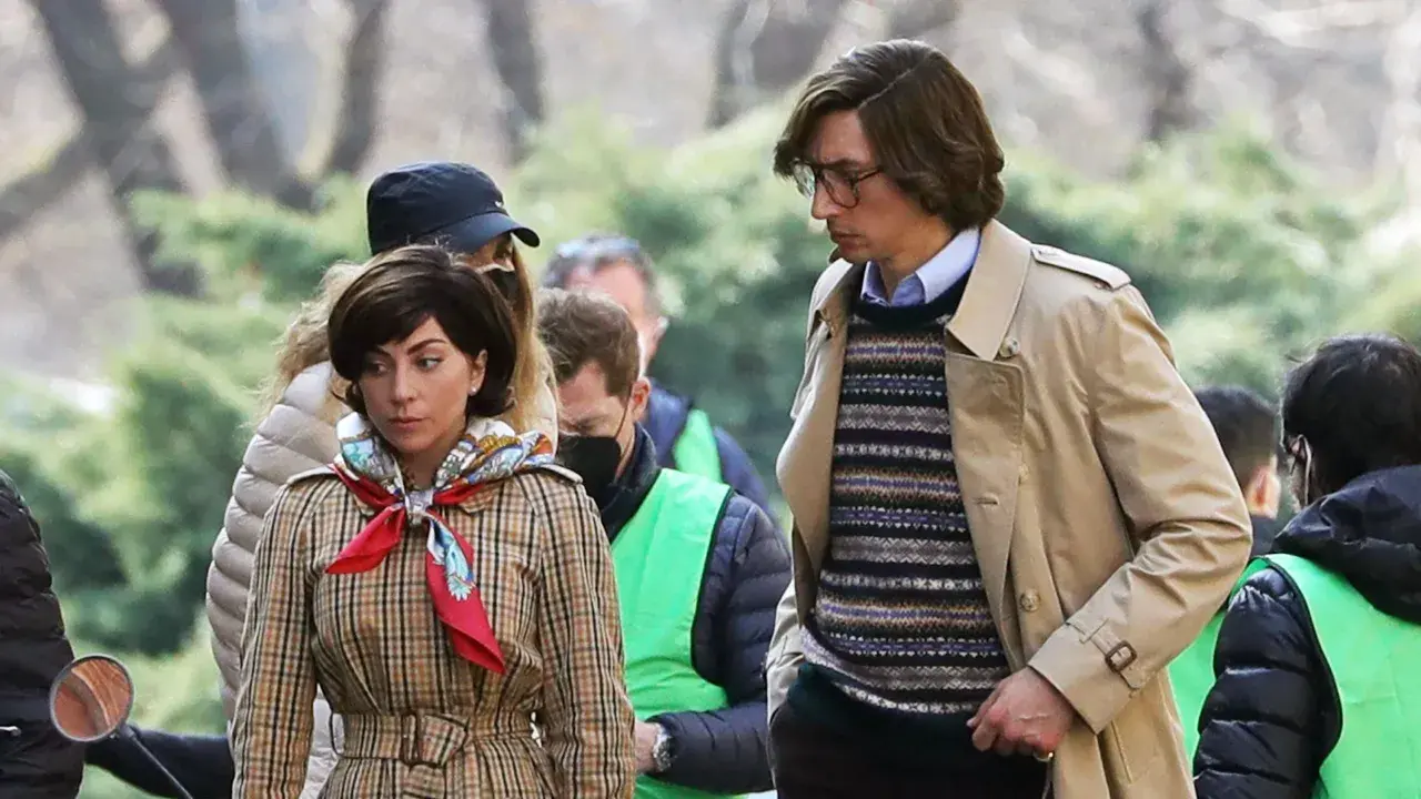 Lady Gaga i Adam Driver, gwiazdy filmu "Dom Gucci", w stylizacjach z planu filmowego.