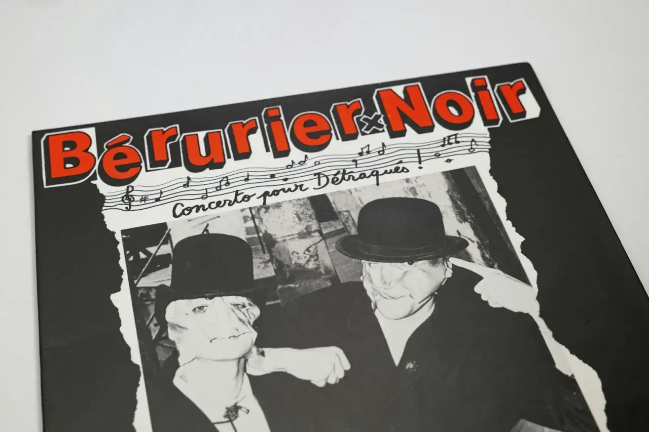 Bérurier Noir, "Concerto pour Dégraques" : deux hommes masqués et chapeautés, ambiance punk rock.