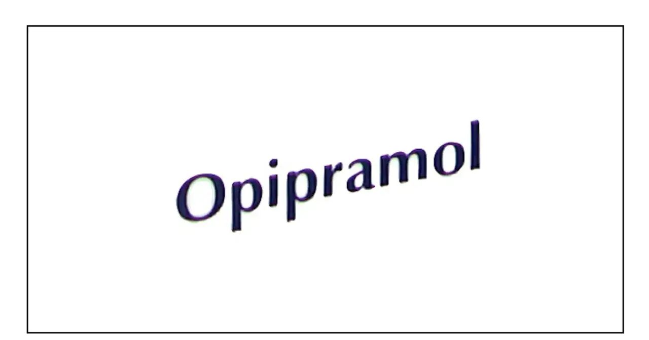 Napis "Opipramol" w kolorze granatowym z fioletowym cieniem, lekko pochylony.