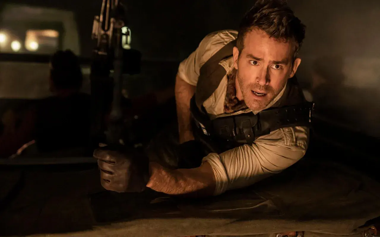 Ryan Reynolds w akcji, jakiego nie widziałeś w jego filmach. Wciela się w rolę bohatera w mrocznym, pełnym napięcia kadrze.