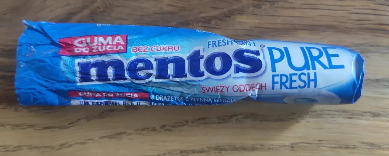 Opakowanie gumy do żucia Mentos Pure Fresh, bez cukru. Idealne na świeży oddech, z płynną esencją. Niskie mentos kcal.