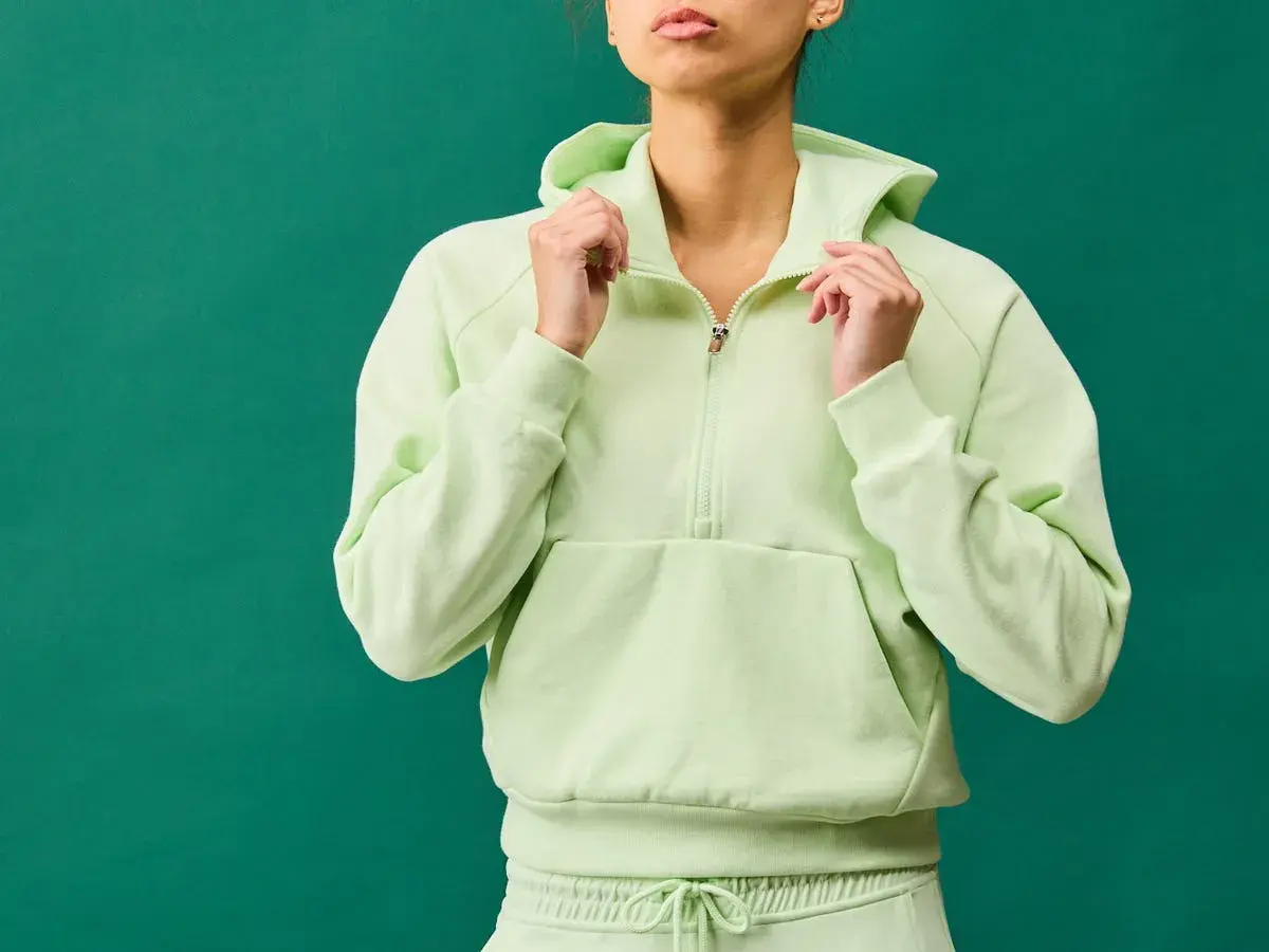 Damskie bluzy treningowe w pastelowym kolorze. Idealne na siłownię i codzienne aktywności.
