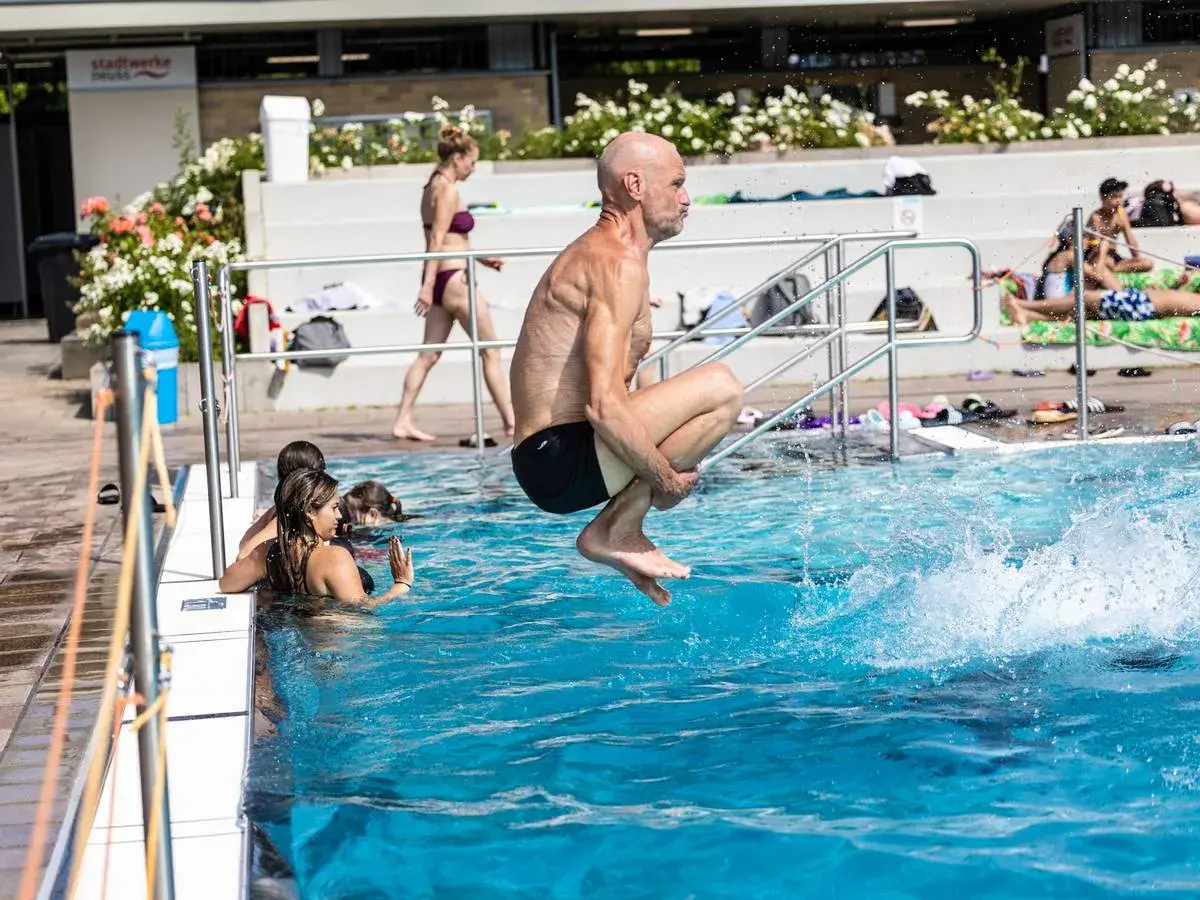 Mann springt ins Wasser, um Thrombose vorzubeugen. Schwimmen ist gut für die Durchblutung.