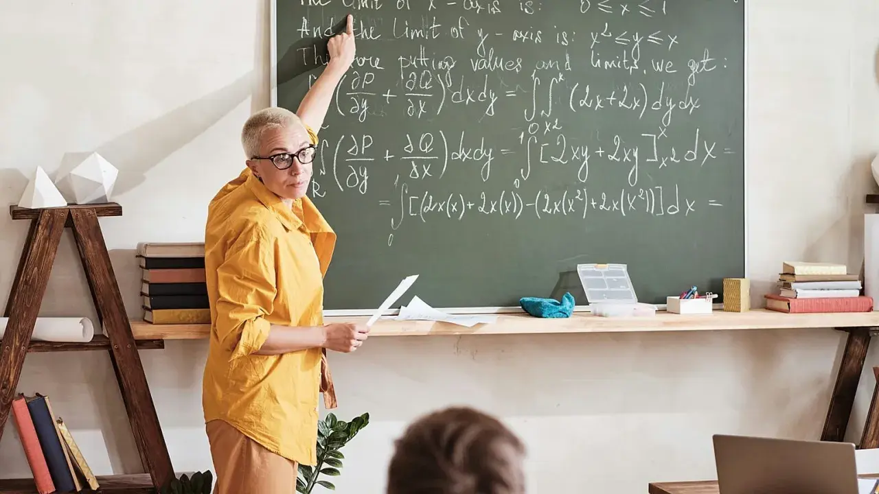 Nauczycielka matematyki w Finlandii tłumaczy skomplikowane wzory. Ciekawe, ile zarabia nauczyciel w Finlandii za taką pracę?