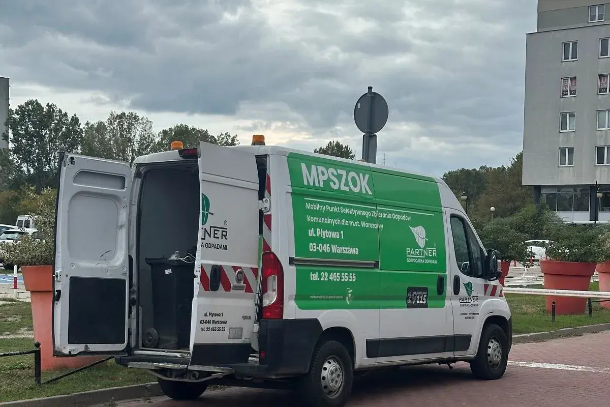 Mobilny punkt selektywnego zbierania odpadów w Warszawie. Tutaj dowiesz się, gdzie można oddać ubrania.
