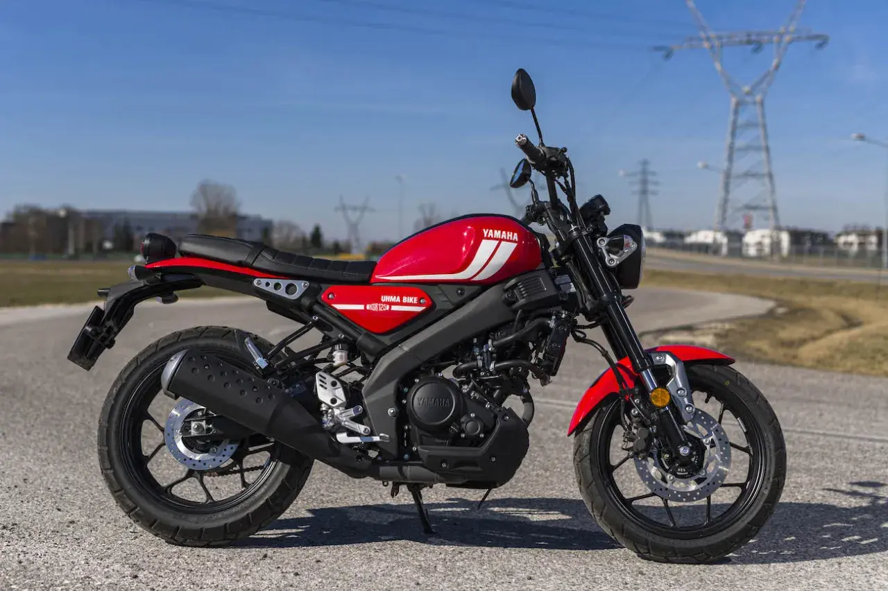Czerwony motocykl Yamaha XSR 125 na asfalcie. Poznaj jego yamaha xsr 125 dane techniczne.