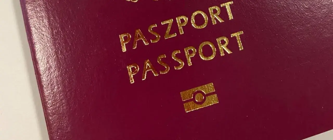 Czerwony paszport z napisem "PASZPORT" i symbolem odcisku palca. Wkrótce wizyta w biurze paszportowym w Koninie.