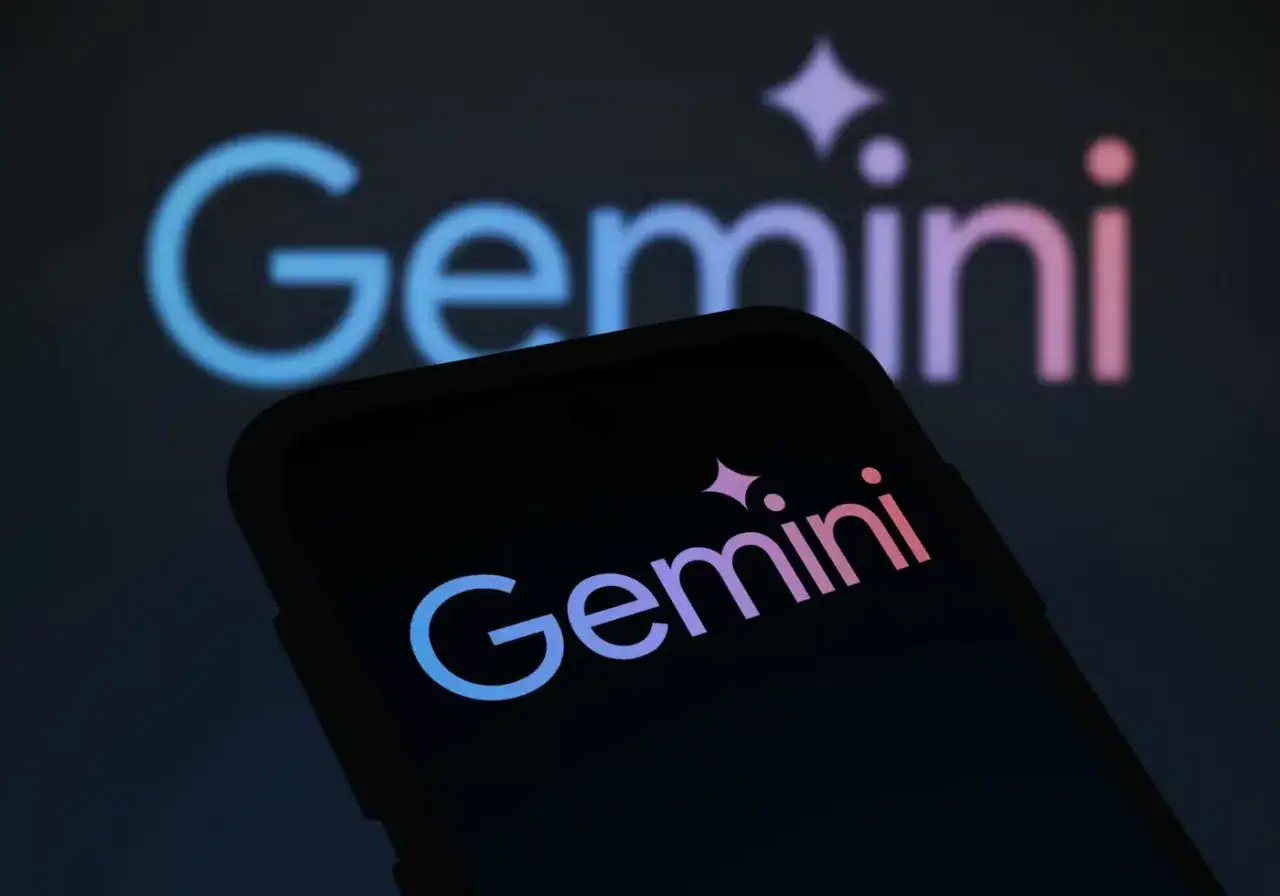 Logo Gemini na ekranie telefonu i w tle. Zastanawiasz się, gemini co to jest? To platforma do handlu kryptowalutami.