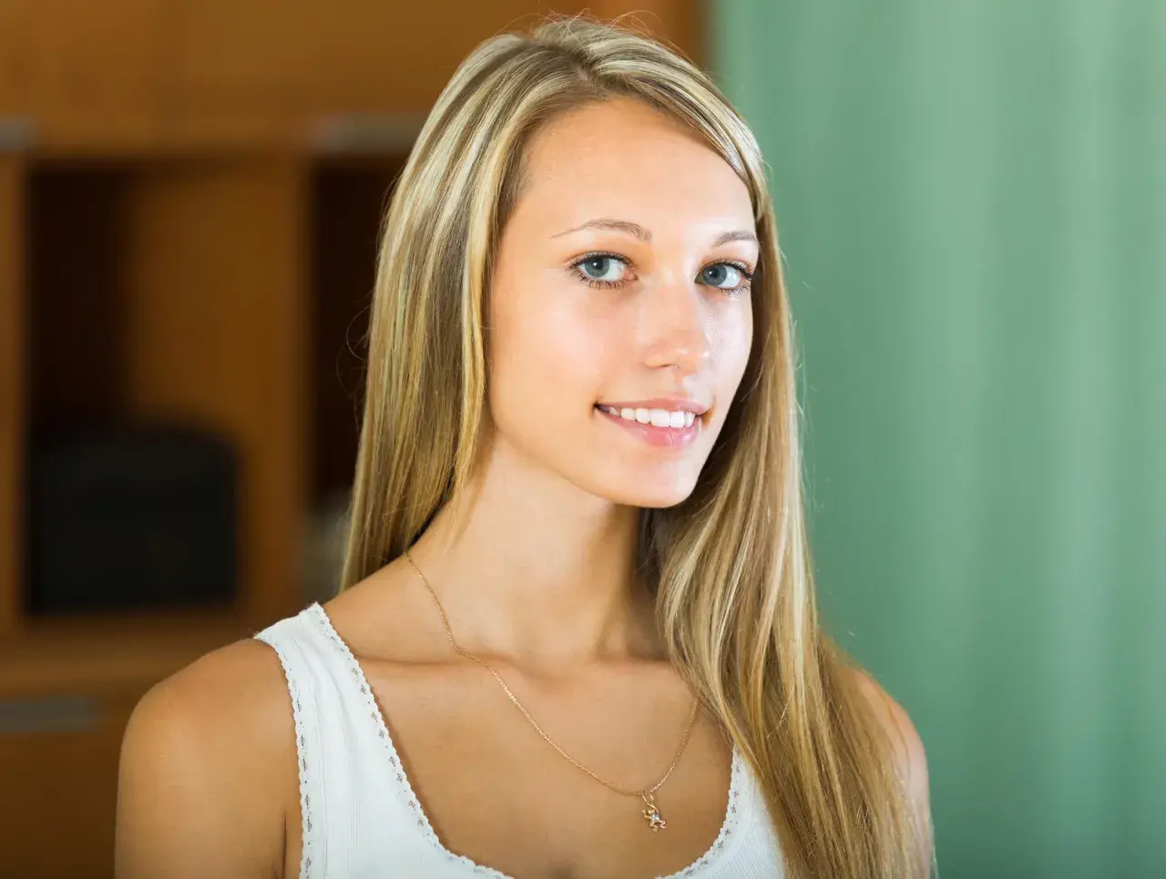 Uśmiechnięta blondynka z balejażem. Zastanawiasz się, ile kosztuje balejaż?