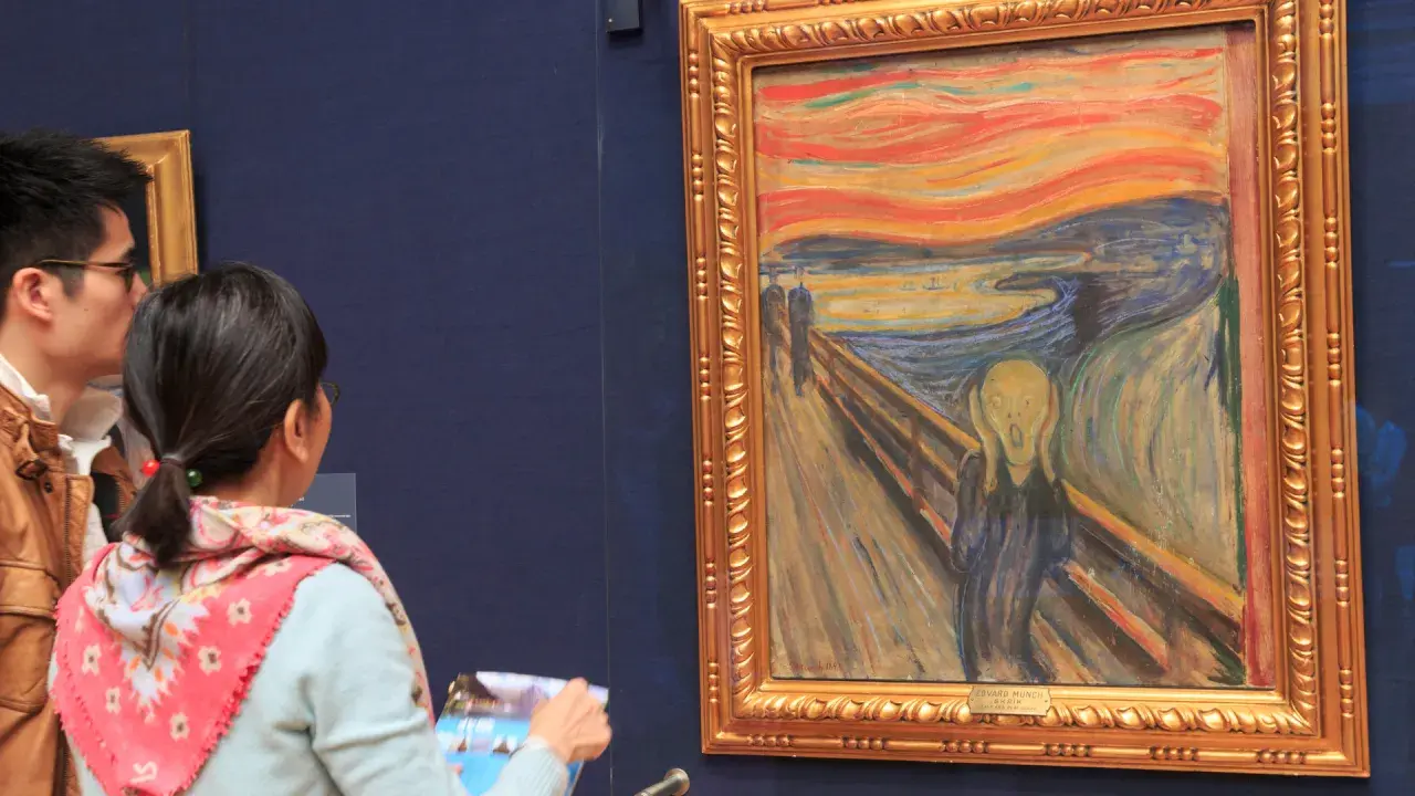 Besökare beundrar Edvard Munchs "Skrik". Spännande fakta om konstverket kan läsas på informationsbladet.