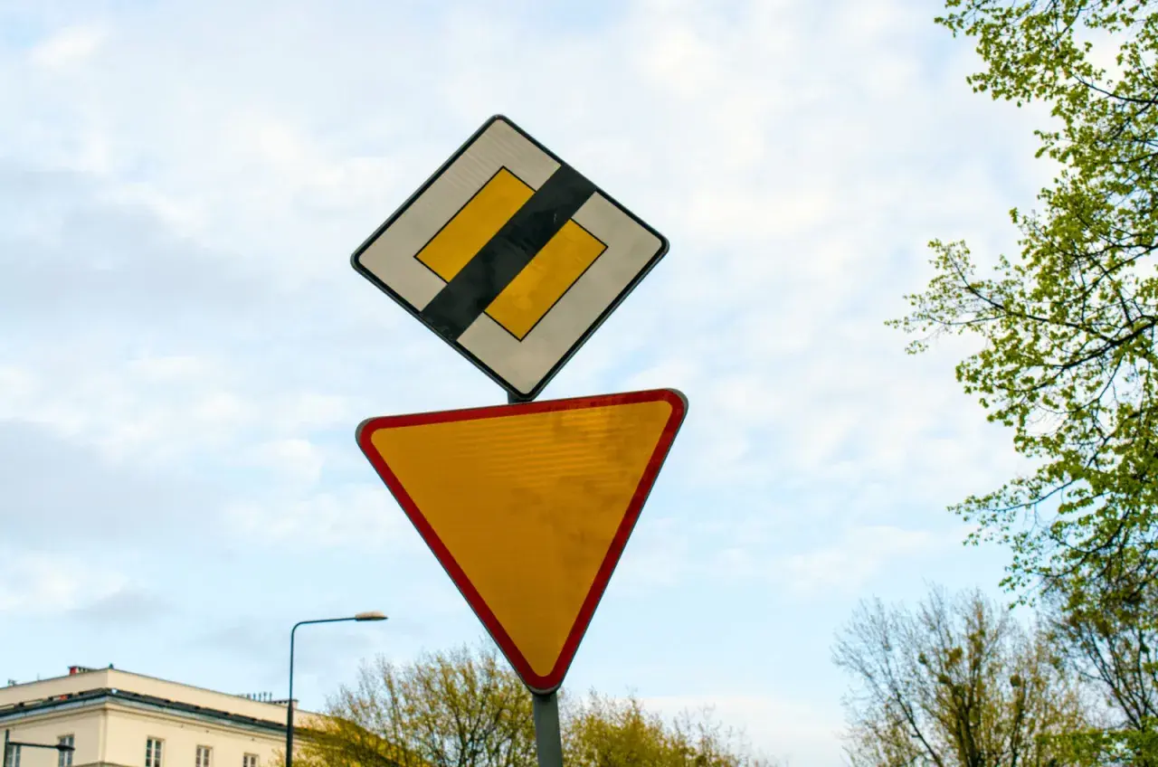 Znak "ustąp pierwszeństwa" i znak "koniec drogi z pierwszeństwem" informują o skrzyżowaniu z drogą podporządkowaną.