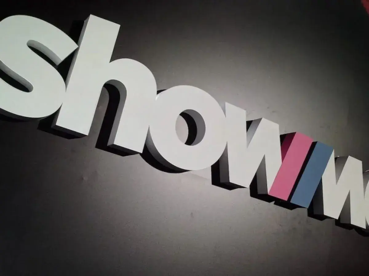 Białe, przestrzenne litery z kolorowymi akcentami tworzą napis SHOWMAX.