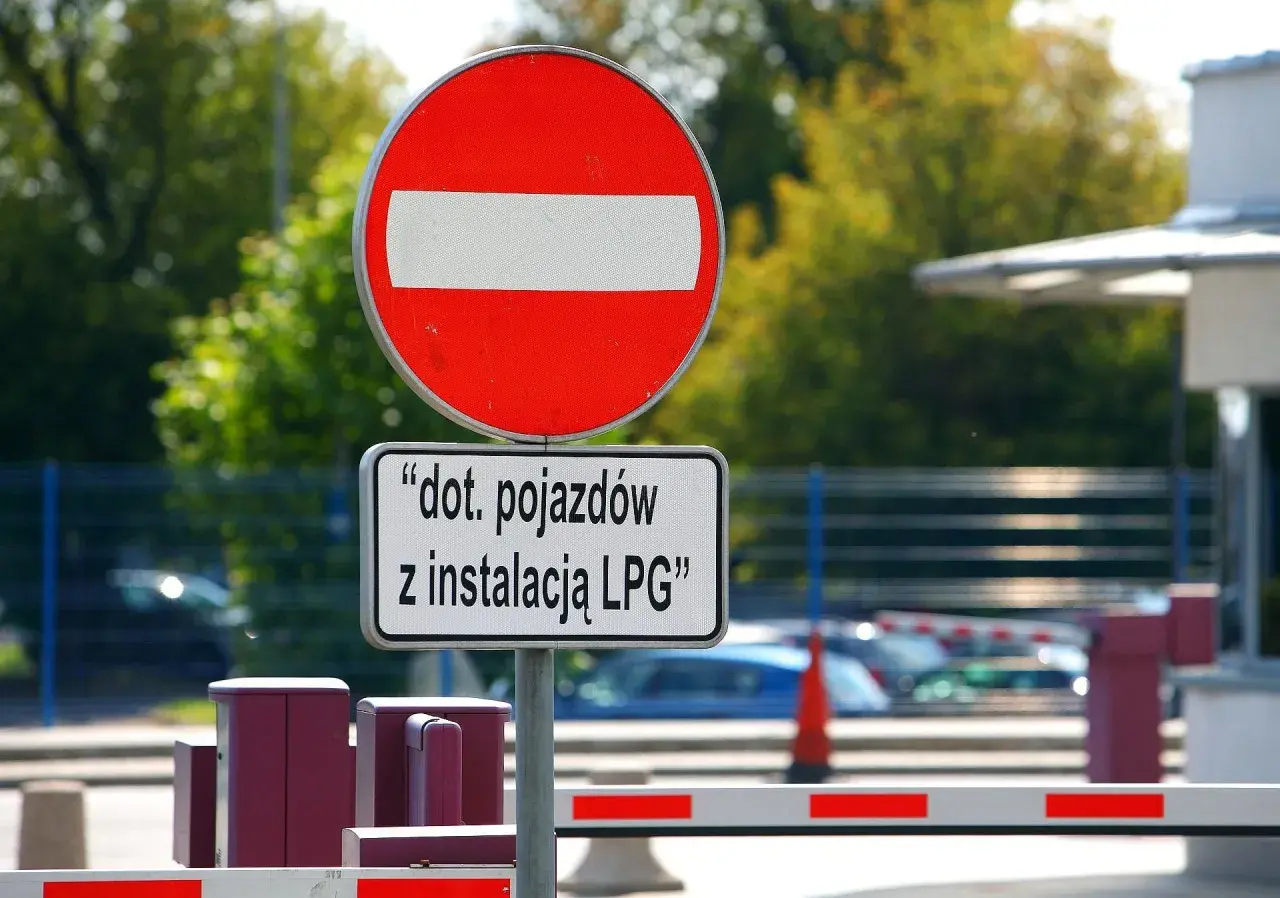 Znak B2 "zakaz wjazdu" z tabliczką informującą, że dotyczy pojazdów z instalacją LPG.