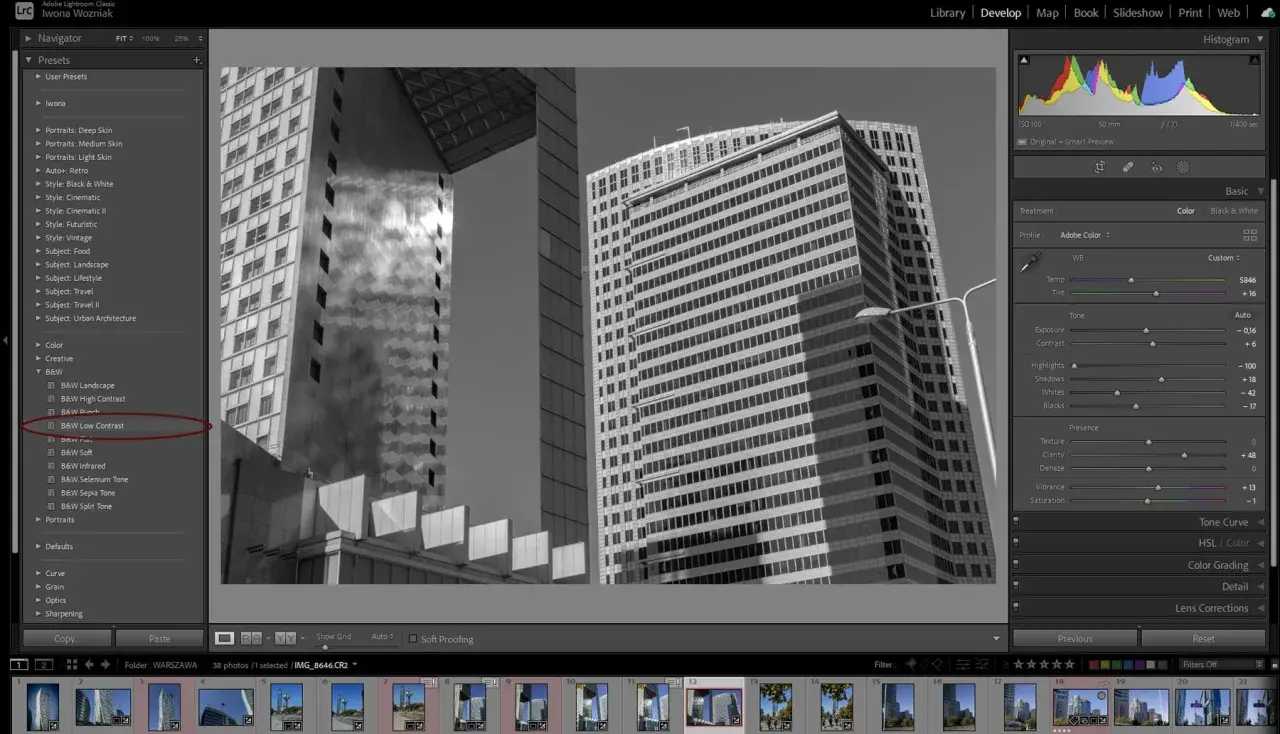 Edycja czarno-białego zdjęcia architektury w Lightroom Classic. Wybrany preset "B&W Low Contrast" dla uzyskania subtelnych przejść tonalnych. Dostępna jest licencja wieczysta.