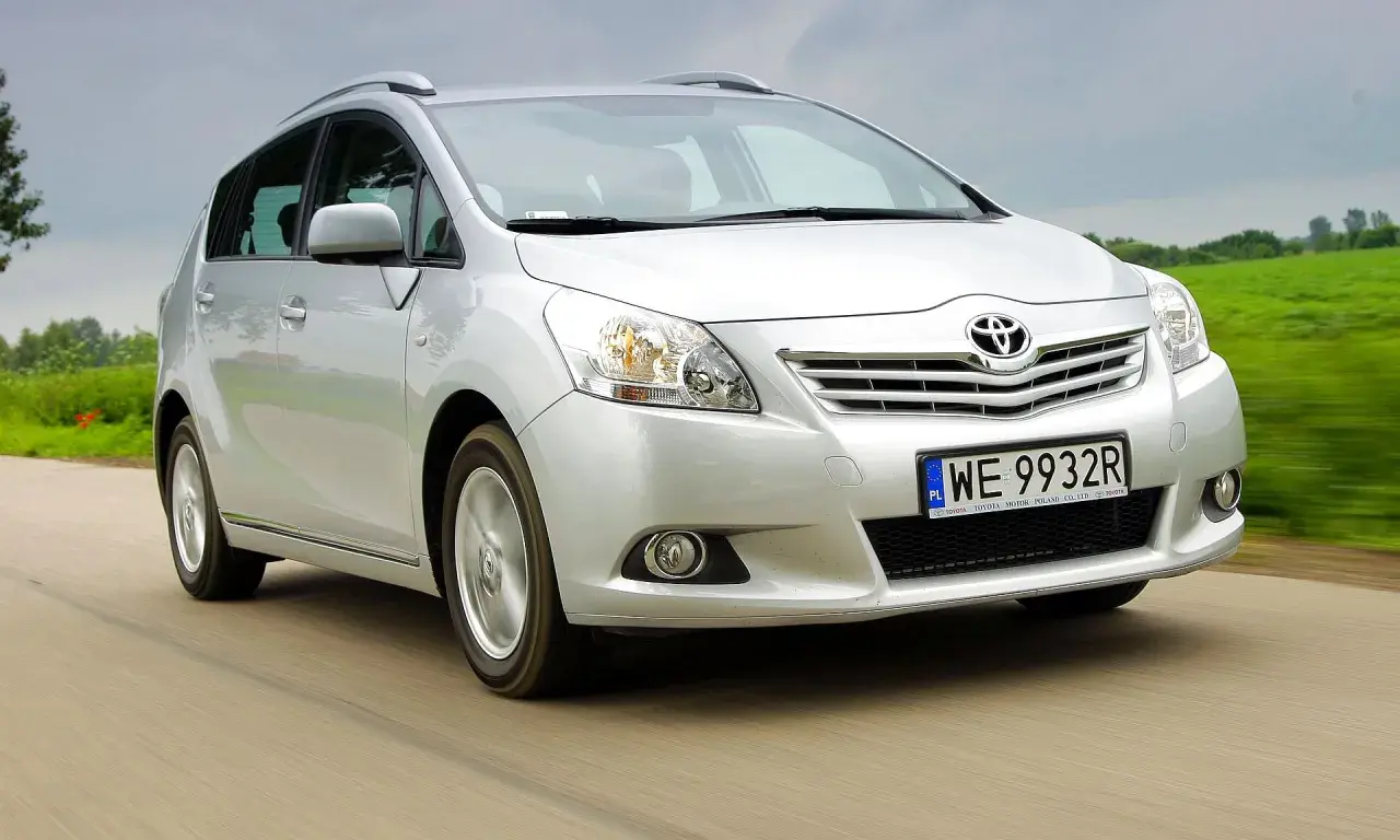Srebrny Toyota Verso w ruchu. Rozważając toyota verso - wady i zalety, warto zwrócić uwagę na jego przestronność i komfort.