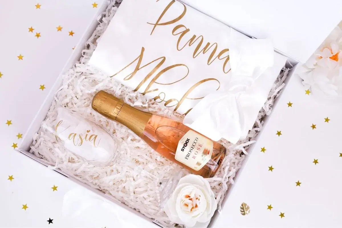 Idealny prezent na wieczór panieński: kieliszek z imieniem, prosecco i koszulka "Panna Młoda".