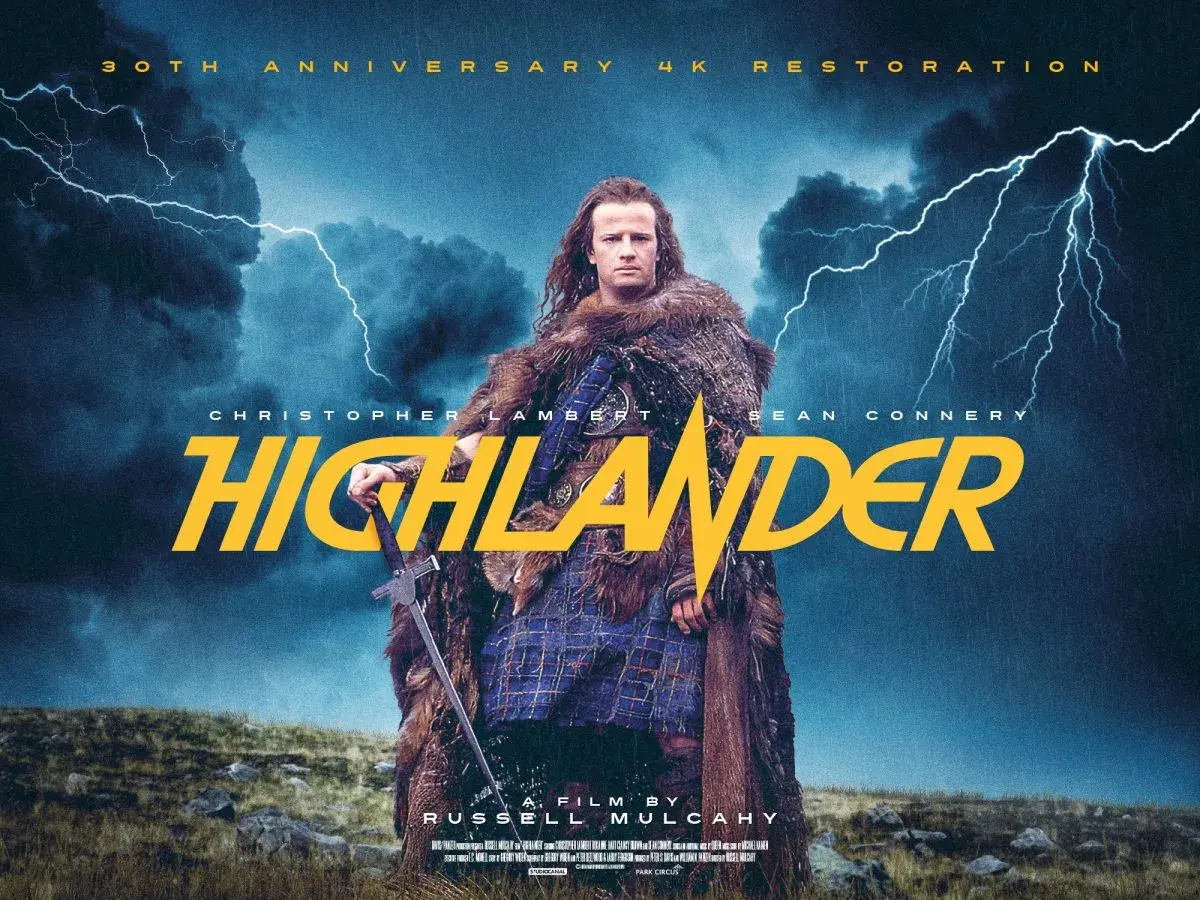 Christopher Lambert jako nieśmiertelny highlander z mieczem, na tle burzowego nieba z piorunami.