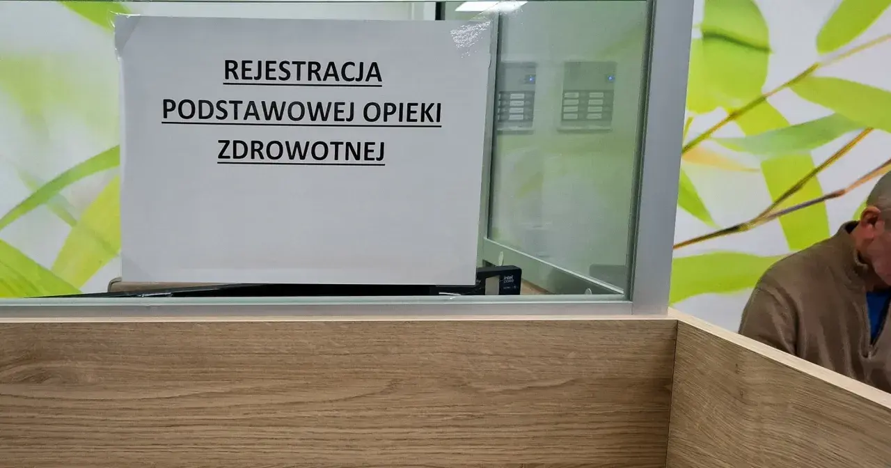 Tabliczka "Rejestracja Podstawowej Opieki Zdrowotnej" w poczekalni. Ubezpieczenie zdrowotne to podstawa.