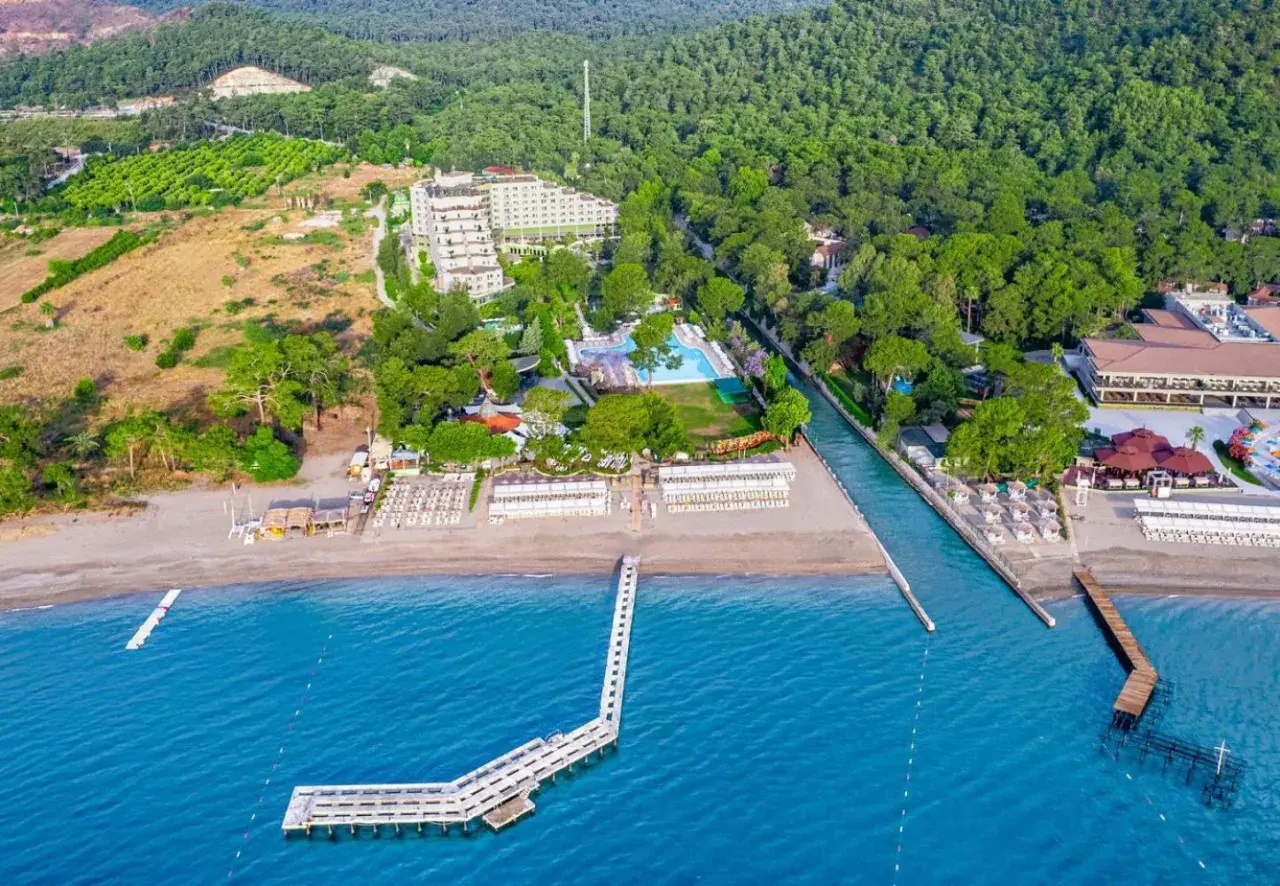 Widok z lotu ptaka na hotel z basenami i plażą w Kemer. Ma biche kemer by werde hotels to idealne miejsce na wakacje.