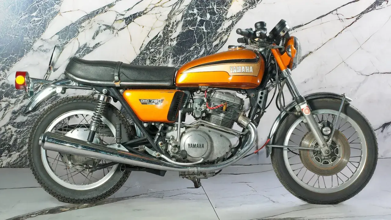 Pomarańczowy motocykl Yamaha DHC 750, klasyk z lat 70. Jego yamaha xtz 750 dane techniczne to legenda.