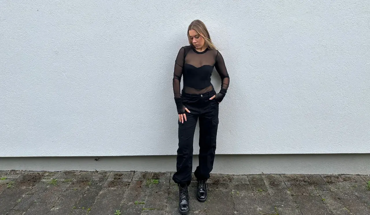 Stylizacja na koncert przy świecach: czarny, prześwitujący top, bojówki i ciężkie buty.