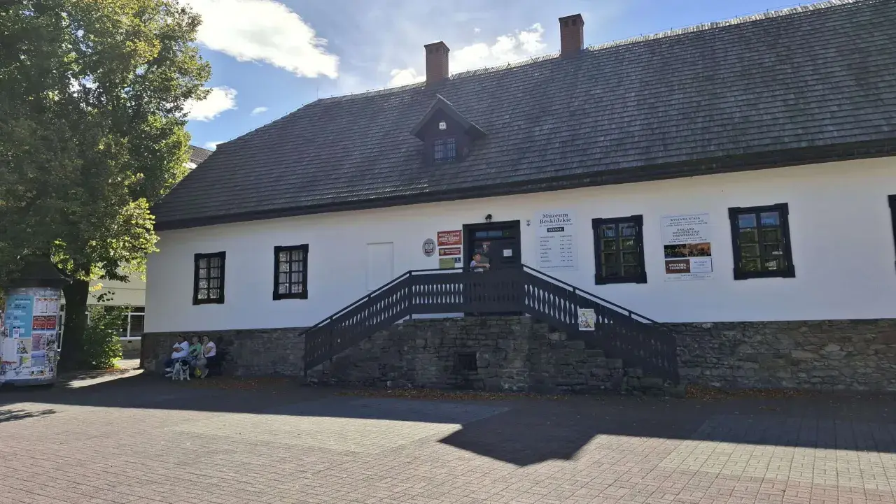 Muzeum Beskidzkie w Wiśle, z charakterystyczną kamienną podmurówką i drewnianymi schodami, zaprasza do odkrywania historii regionu.