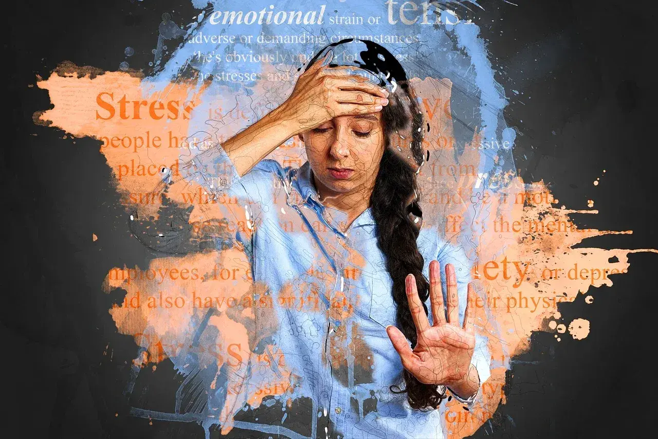 Kobieta z ręką na czole, otoczona słowami "stress", "emotional strain", "anxiety", "depression". Może to symbolizować niedobór witaminy B12 - objawy psychiczne.