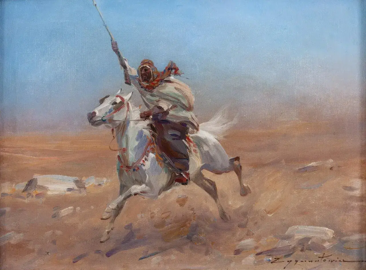 Biały koń galopuje przez pustynię, dosiada go wojownik w tradycyjnym stroju, z uniesioną włócznią. Obraz w stylu orientalizm.