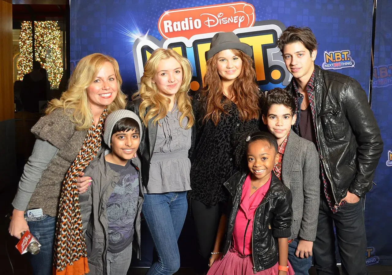 Obsada programu telewizyjnego Jessie pozuje do zdjęcia z Radio Disney.