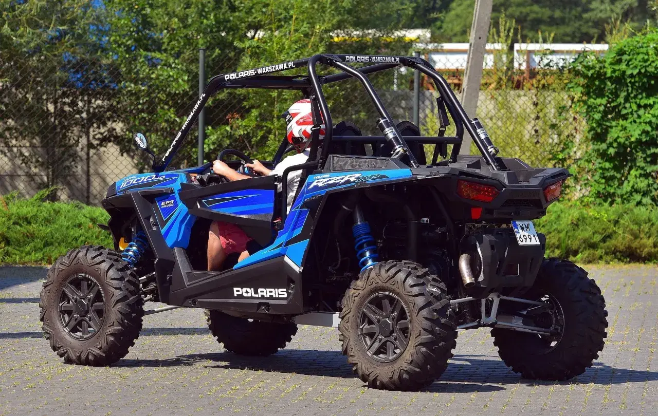 Niebieski pojazd terenowy Polaris RZR XP 1000 z homologacją L7e, gotowy do jazdy po drogach.