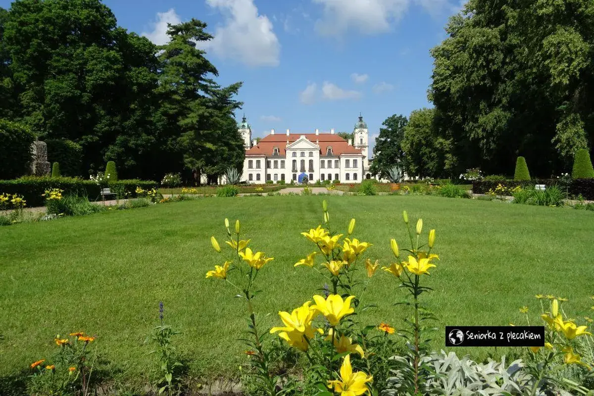 Pałac w Kozłówce otoczony ogrodem z kwitnącymi liliami. Wspaniałe kozłówka atrakcje dla każdego.