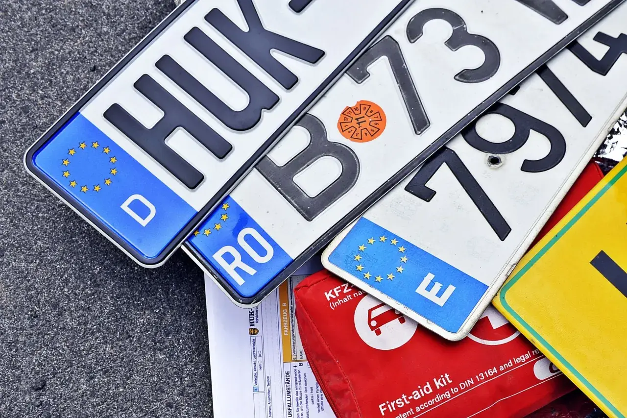 Kilka tablic rejestracyjnych państw UE: D (Niemcy), RO (Rumunia), E (Hiszpania) i inne.