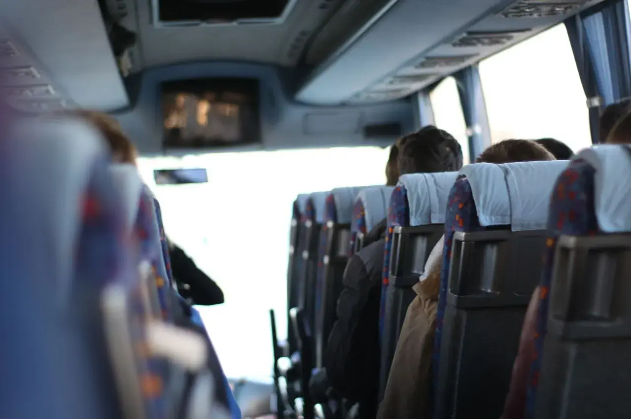 Powrót z wesela autobusem. Jak zaplanować logistykę powrotu z wesela, transport i bezpieczeństwo gości.