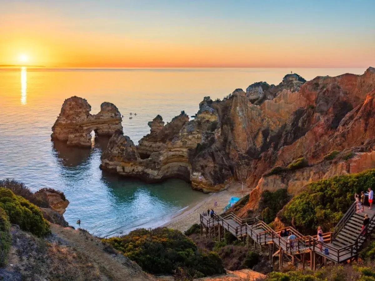 Zachód słońca nad skalistym wybrzeżem Algarve. Portugalia, jakie morze? To Atlantyk, który tworzy tu malownicze zatoczki i łuki skalne.