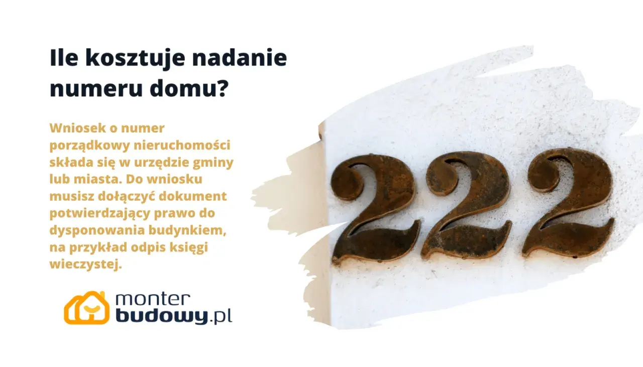 Metalowe cyfry "222" na ścianie domu. Obok tekst o kosztach nadania numeru domu i logo monterbudowy.pl.