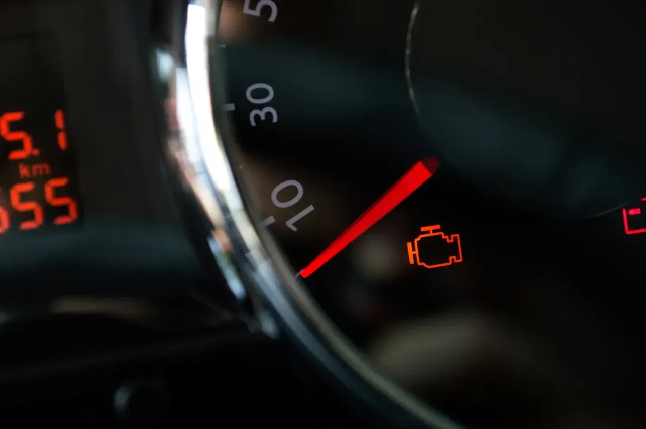 Kontrolka silnika świeci się, wskazując błąd DTC P0171 w Peugeot.