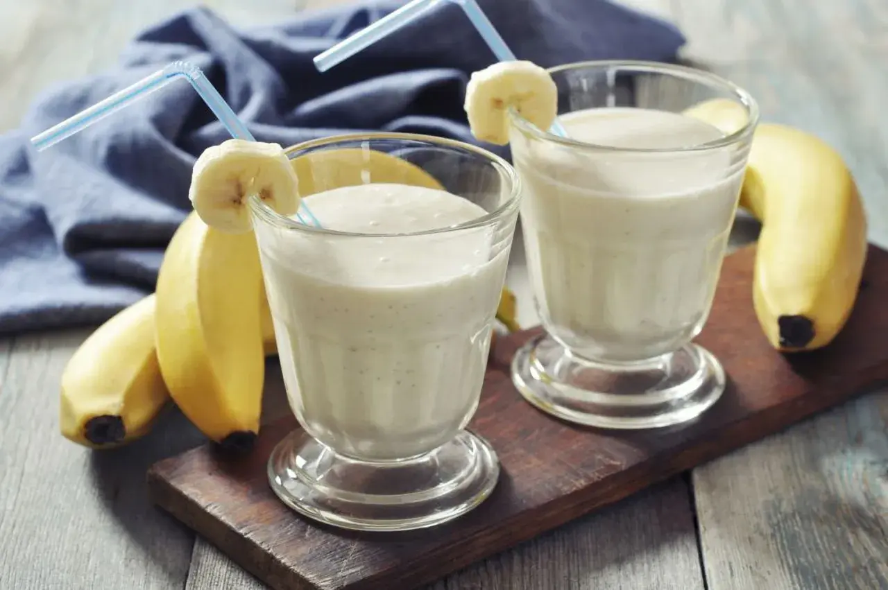 Dwa pyszne szejki proteinowe z bananem, gotowe do wypicia. Idealne po treningu!
