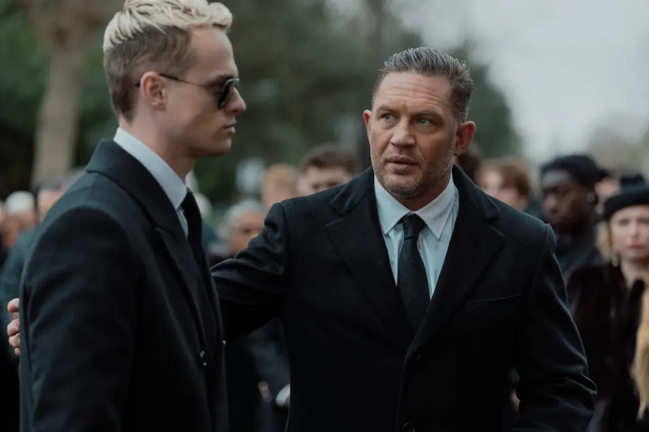 Tom Hardy i jego młodszy towarzysz w garniturach, część obsady "Strefy gangsterów", na pogrzebie.