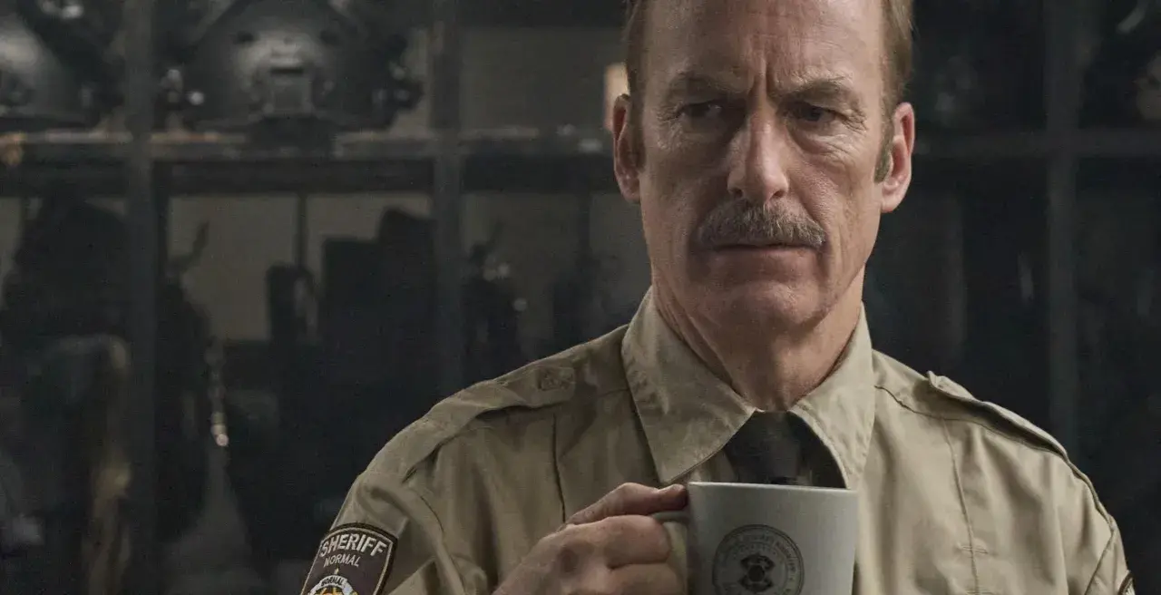 Bob Odenkirk w roli szeryfa z kubkiem w dłoni. Jego filmy, seriale i programy to gwarancja świetnej rozrywki.