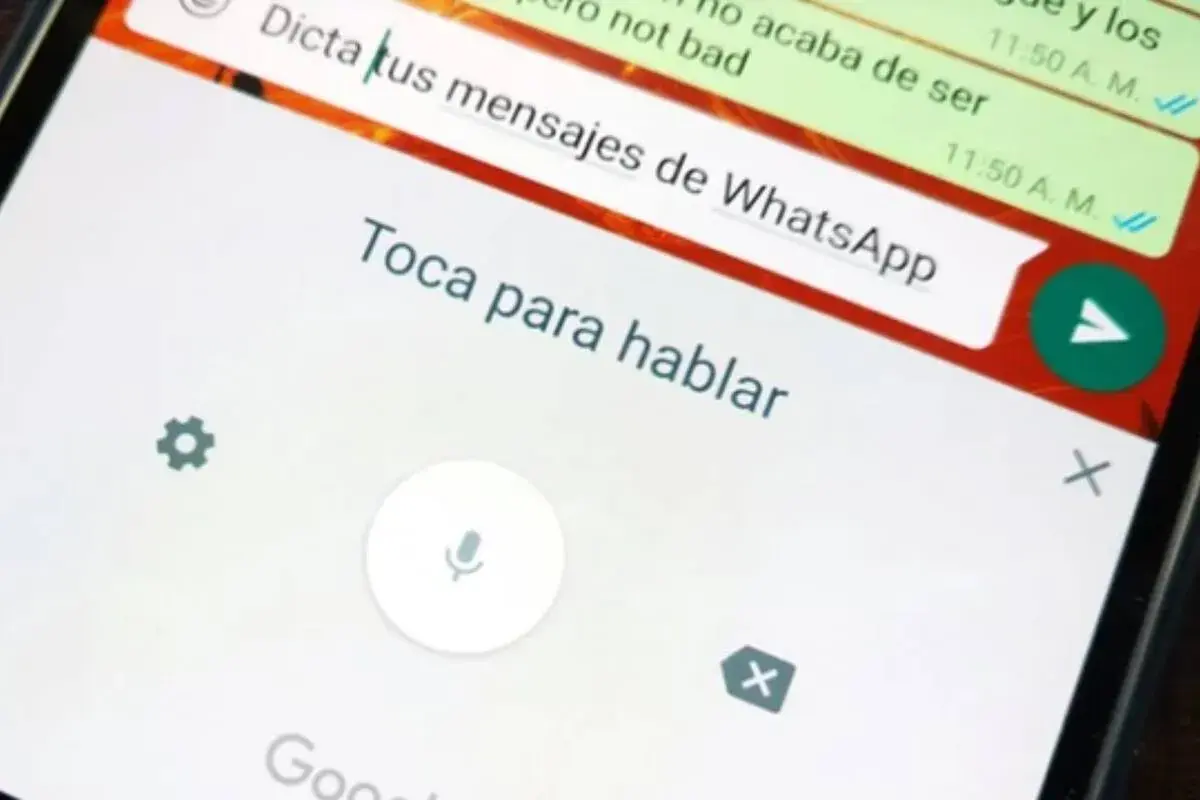Ekran telefonu z komunikatorem. Widoczna instrukcja "Toca para hablar" i ikona mikrofonu, pokazująca jak włączyć pisanie głosowe.