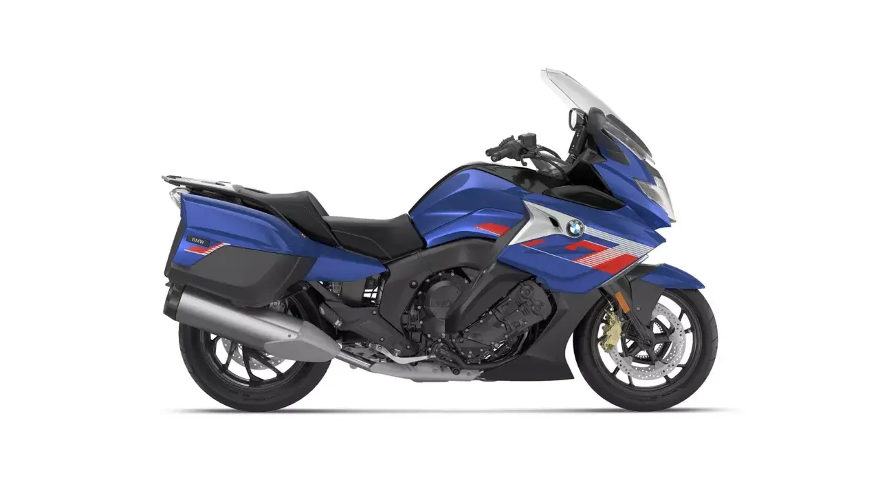 Niebieski motocykl BMW K1600GT z czerwonymi akcentami. Sprawdź bmw k1600gt dane techniczne, aby poznać szczegóły.