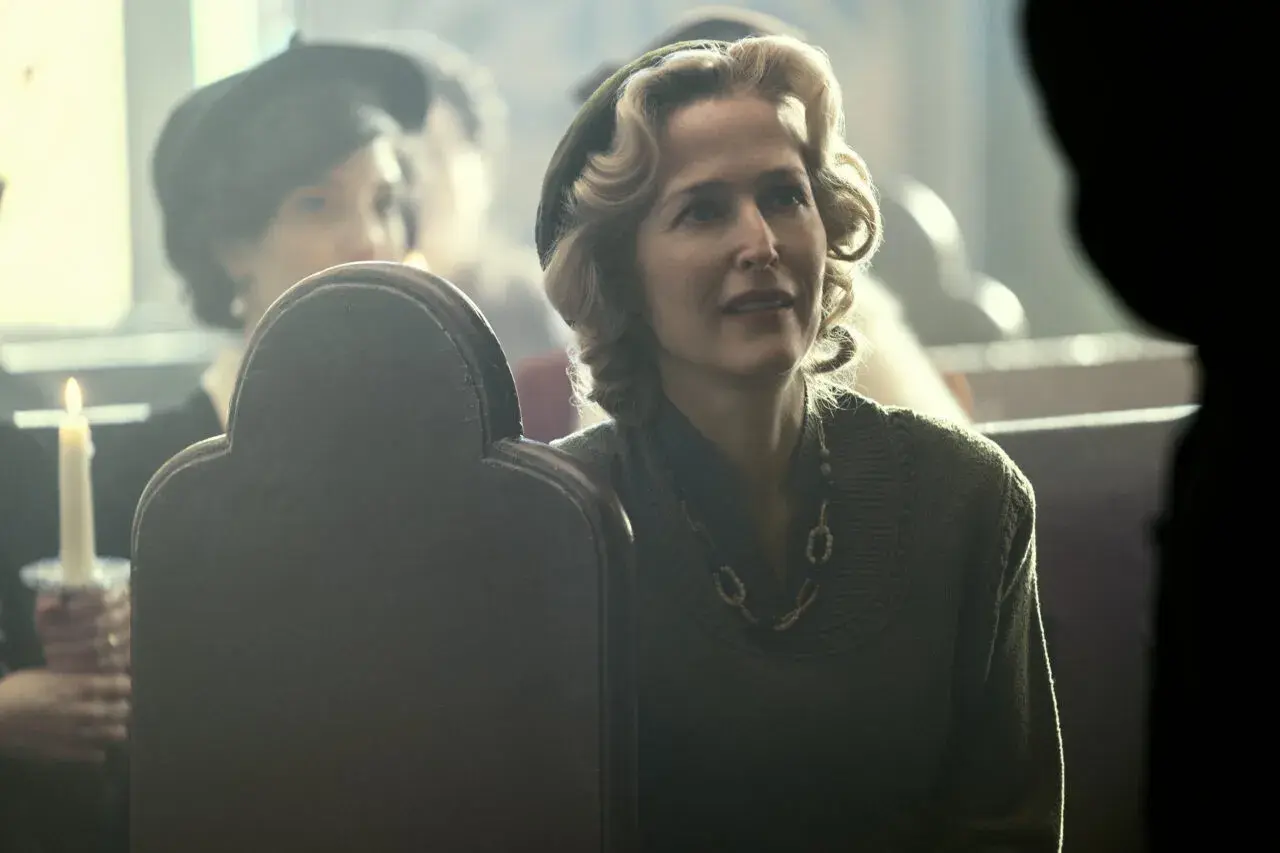 Gillian Anderson w retro stylizacji, przypominającej jej role w filmach i serialach.