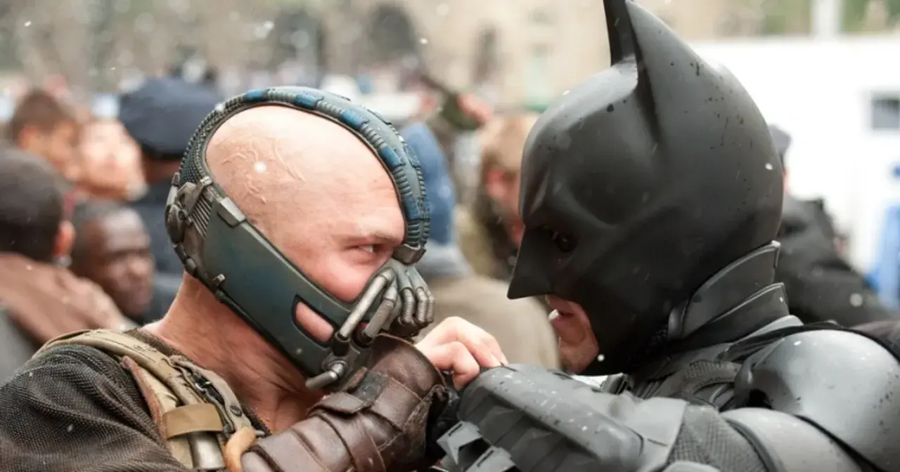 Batman (Robert Pattinson) i Bane (Tom Hardy) w scenie walki. Batman 2022 obsada w akcji.