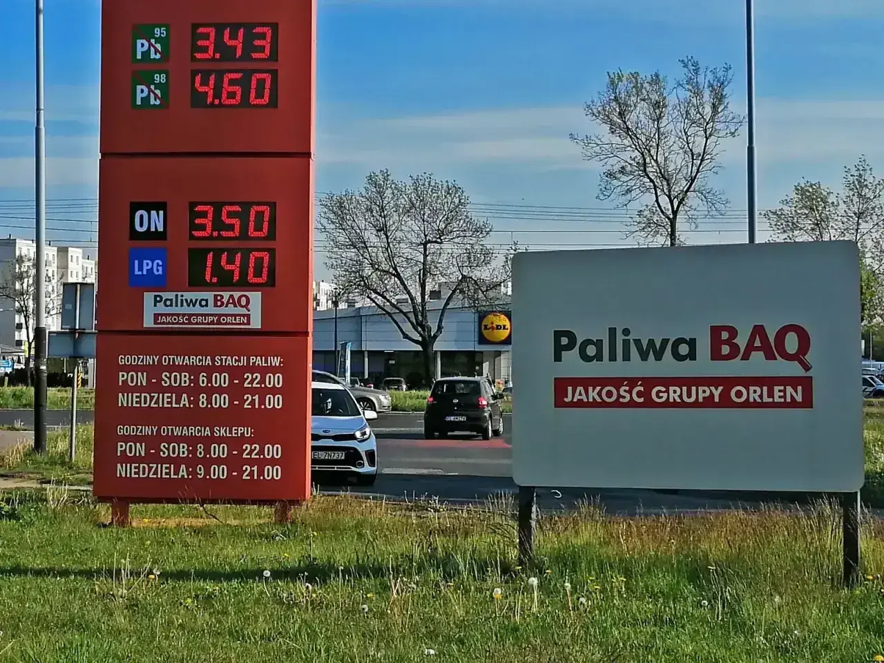 Cena LPG na stacji paliw BAQ to 1.40. Obok widnieje cena ON 3.50.