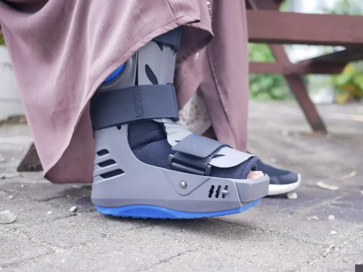 Buty ortopedyczne, które pomagają w rekonwalescencji po złamaniu kości śródstopia, zapewniając stabilizację i komfort.